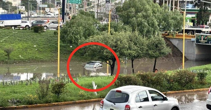 VIDEO| Lluvias provocó caos vial y un auto varado en el desnivel de la glorieta del Real Inn